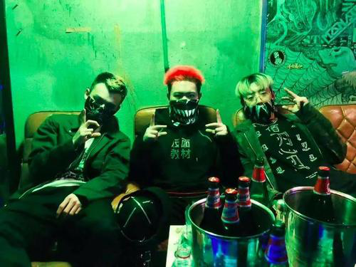 在活死人变成沙雕厂牌、被饭圈入侵之前，他们曾经靠着这种音乐风格大杀四方！ | 第8张