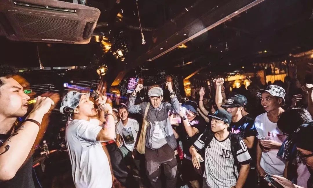 大量歌曲被下架，演出现场diss嘉宾，要让听众全都患上“禽流感”，这个团队到底有多嚣张？