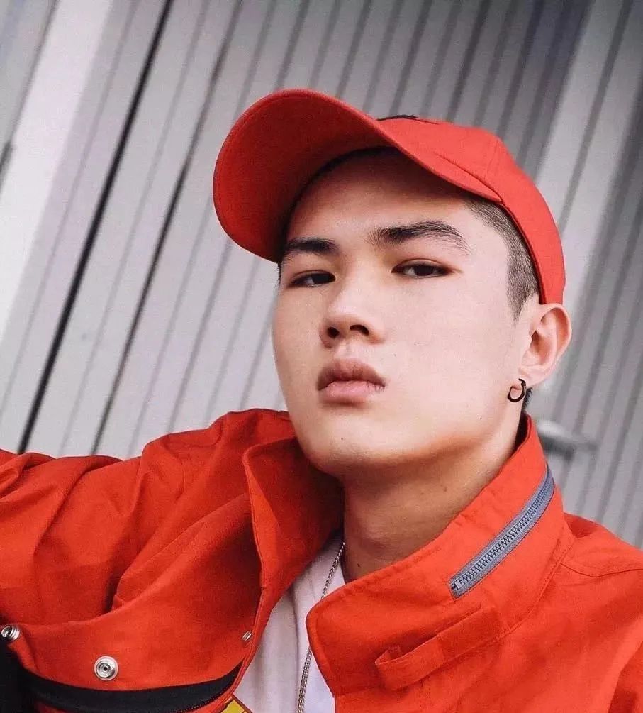 大量歌曲被下架，演出现场diss嘉宾，要让听众全都患上“禽流感”，这个团队到底有多嚣张？