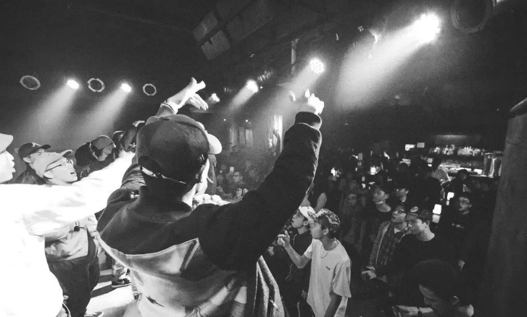 大量歌曲被下架，演出现场diss嘉宾，要让听众全都患上“禽流感”，这个团队到底有多嚣张？