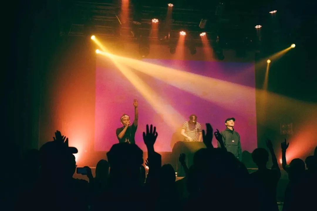 大量歌曲被下架，演出现场diss嘉宾，要让听众全都患上“禽流感”，这个团队到底有多嚣张？