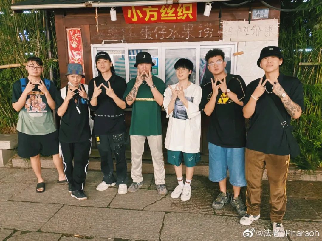 Buzzy连发多条微博怒怼福克斯,并解释了退出活死人的真实原因 | 第30张 | 嘻哈中国 Buzzy连发多条微博怒怼福克斯,并解释了退出活死人的真实原因 | 第30张