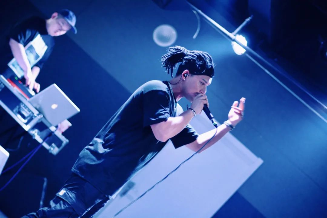 站在漩涡中心,硬汉黄旭展现柔情的另一面 | 第1张 | 嘻哈中国 站在漩涡中心,硬汉黄旭展现柔情的另一面 | 第1张