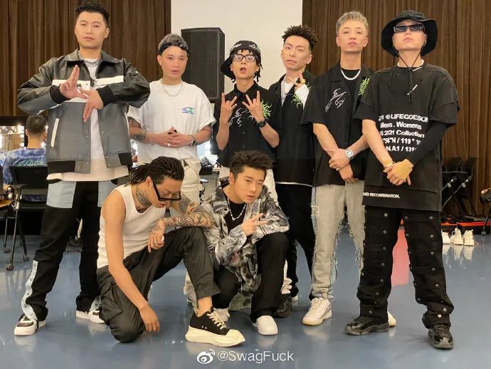 成都集团GOSH合体上节目！大傻“教”李尔新手势，中文说唱历史性的一刻！