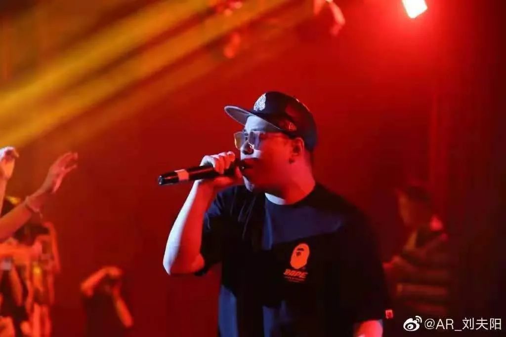 如今能让TT徐真真Vyan廖效浓出现在同一首歌里，有一个人居然办到了