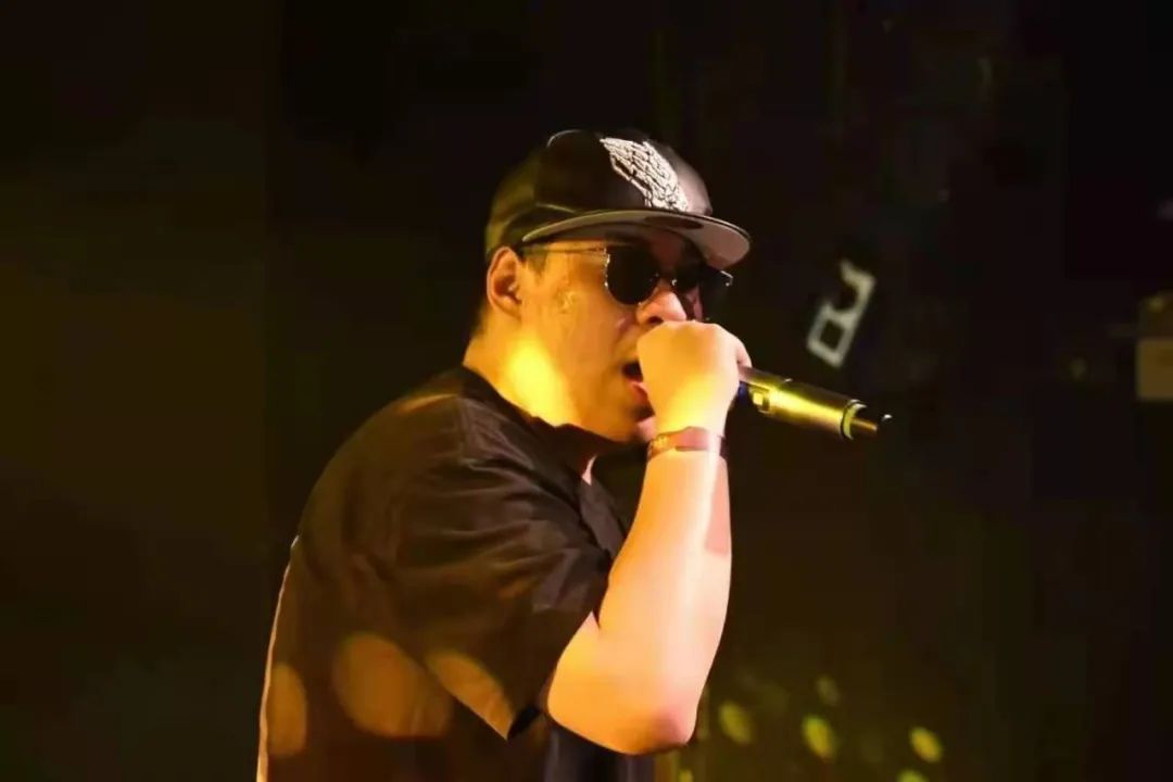 如今能让TT徐真真Vyan廖效浓出现在同一首歌里，有一个人居然办到了