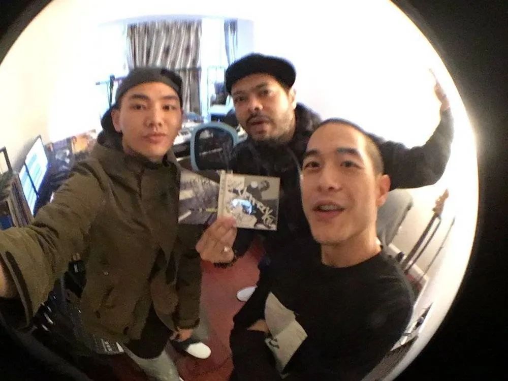 AR在新歌《简单》里合作了孔令奇、Wes陈