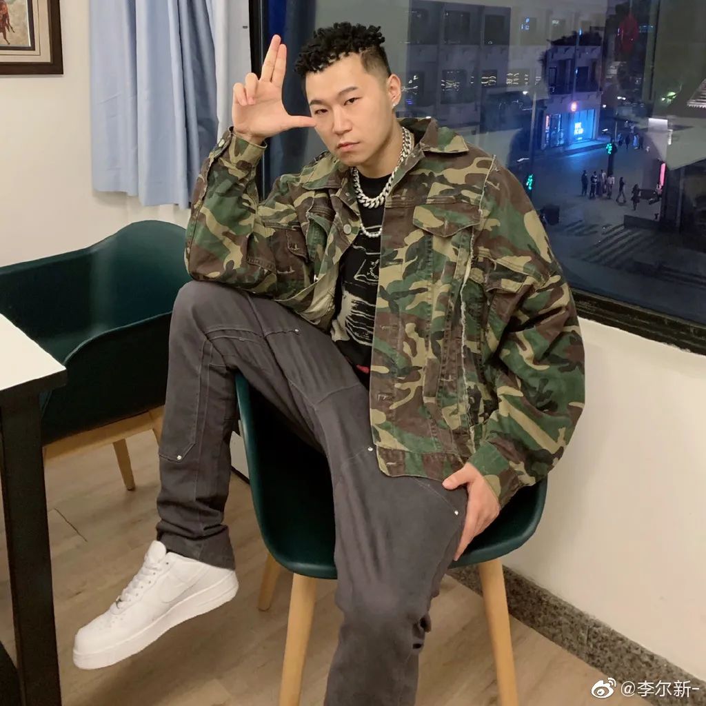 成都集团GOSH合体上节目！大傻“教”李尔新手势，中文说唱历史性的一刻！