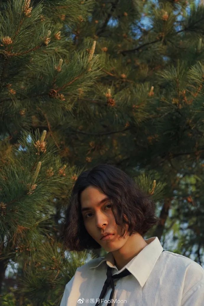 一个月连续登台四场音乐节，这个差点成为音乐老师的00后，被称为新世代中最浪漫的rapper！