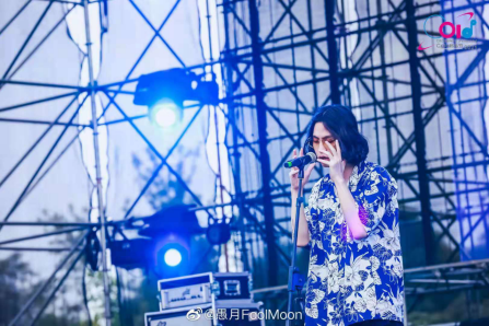 一个月连续登台四场音乐节，这个差点成为音乐老师的00后，被称为新世代中最浪漫的rapper！