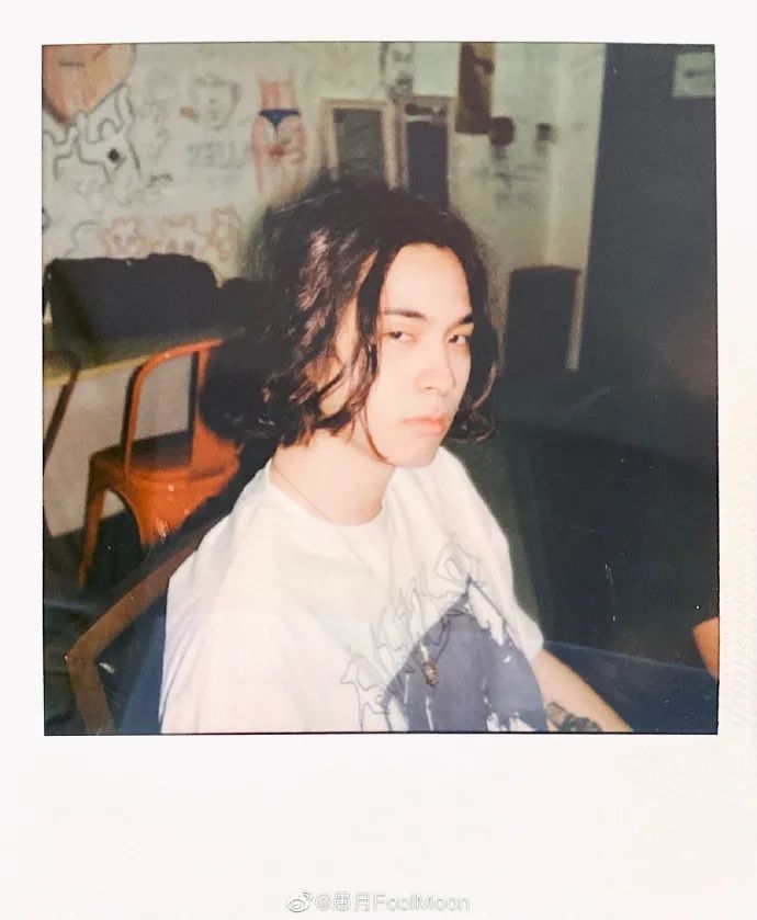 一个月连续登台四场音乐节，这个差点成为音乐老师的00后，被称为新世代中最浪漫的rapper！