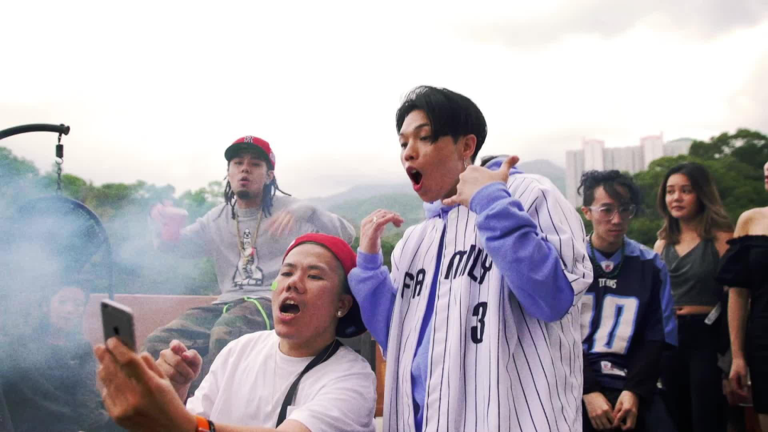 刀仔点赞爱国ins被骂，重要成员退出引争议，用粤语第一脏话和李嘉诚制造爆红单曲的他们，是香港最炙手可热的说唱组合