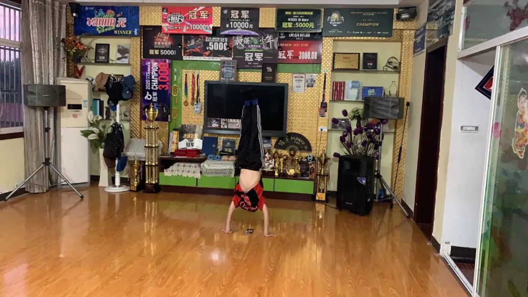 为街舞花费150万,STO最小队员,仅十岁Bboy刘杨郡楠,凭什么获得75个冠军? | 第11张 | 嘻哈中国 为街舞花费150万,STO最小队员,仅十岁Bboy刘杨郡楠,凭什么获得75个冠军? | 第11张