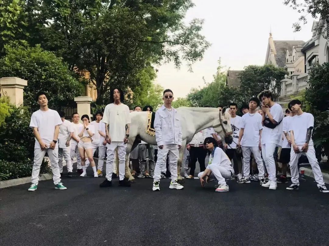 布瑞吉 艾热 福克斯加盟GAI所在的公司，GOSH主要成员纷纷被吴亦凡厂牌和种梦签下