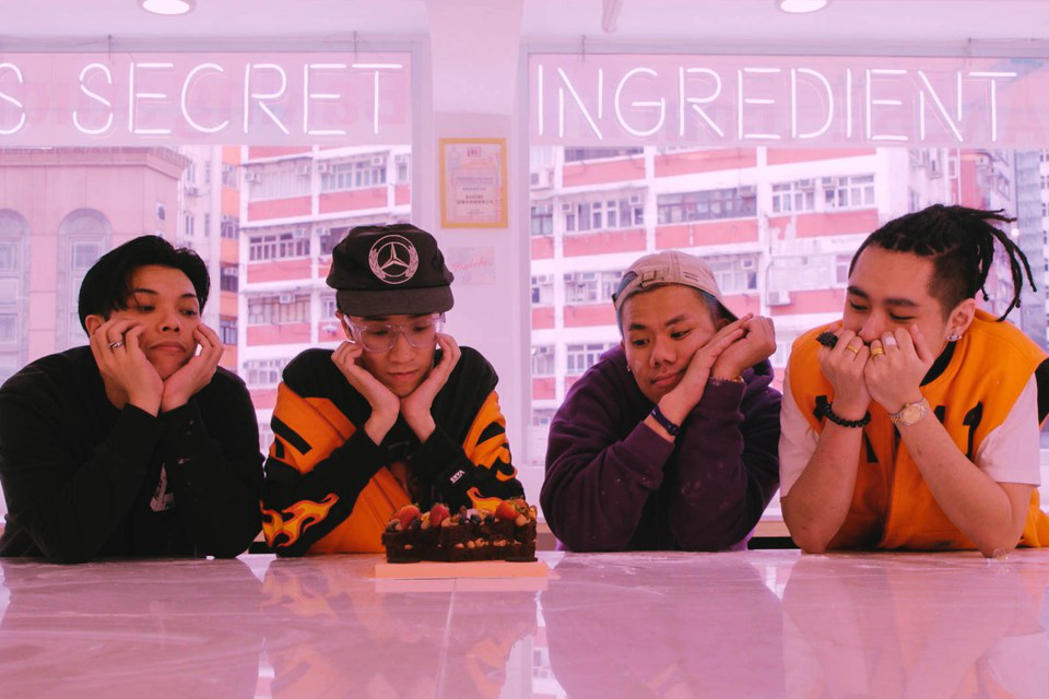 刀仔点赞爱国ins被骂，重要成员退出引争议，用粤语第一脏话和李嘉诚制造爆红单曲的他们，是香港最炙手可热的说唱组合