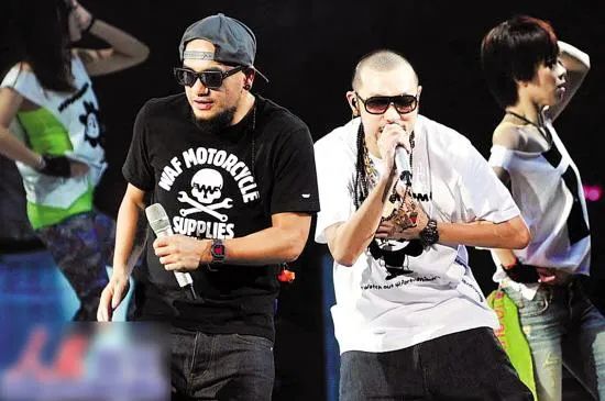 从我爱台妹到轻熟女27，再到“翘高你的屁股，阿姨”，热狗一直是那个老色批！