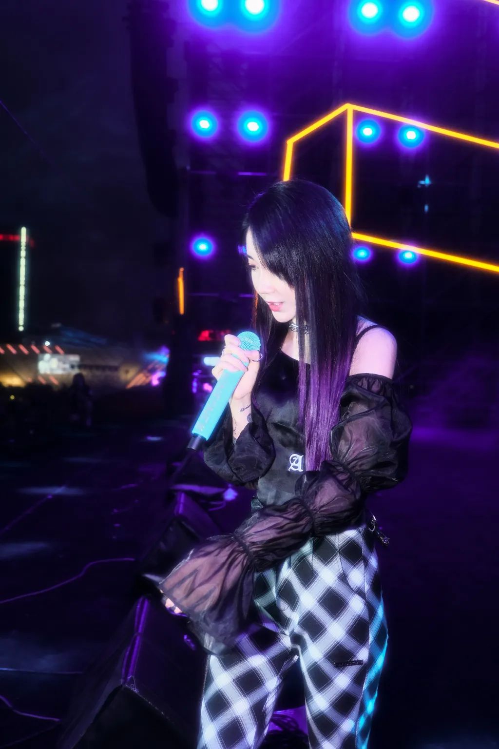 乃万因「盗摄」遭质疑!发文道歉却被网友骂:“搔首弄姿”! | 第15张 | 嘻哈中国 乃万因「盗摄」遭质疑!发文道歉却被网友骂:“搔首弄姿”! | 第15张