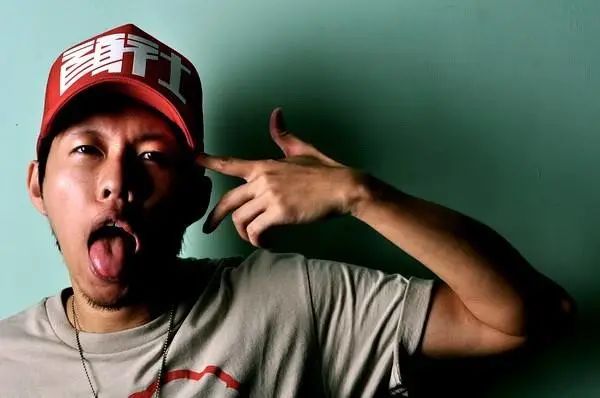 他是中文爵士说唱的代表人物，有嘻哈前就获得主流大奖，如今为何只想当个程序员？