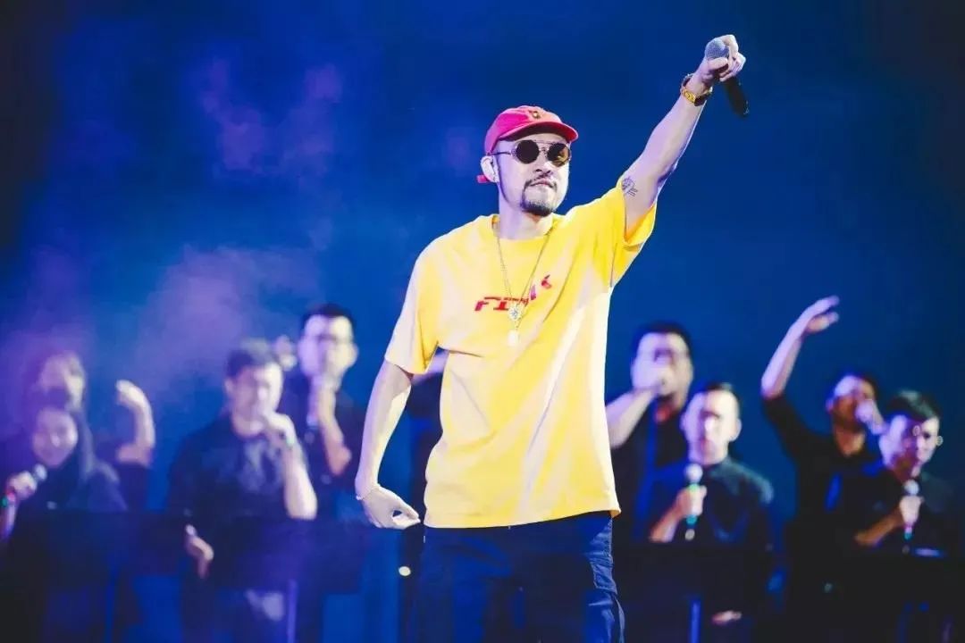 从我爱台妹到轻熟女27，再到“翘高你的屁股，阿姨”，热狗一直是那个老色批！