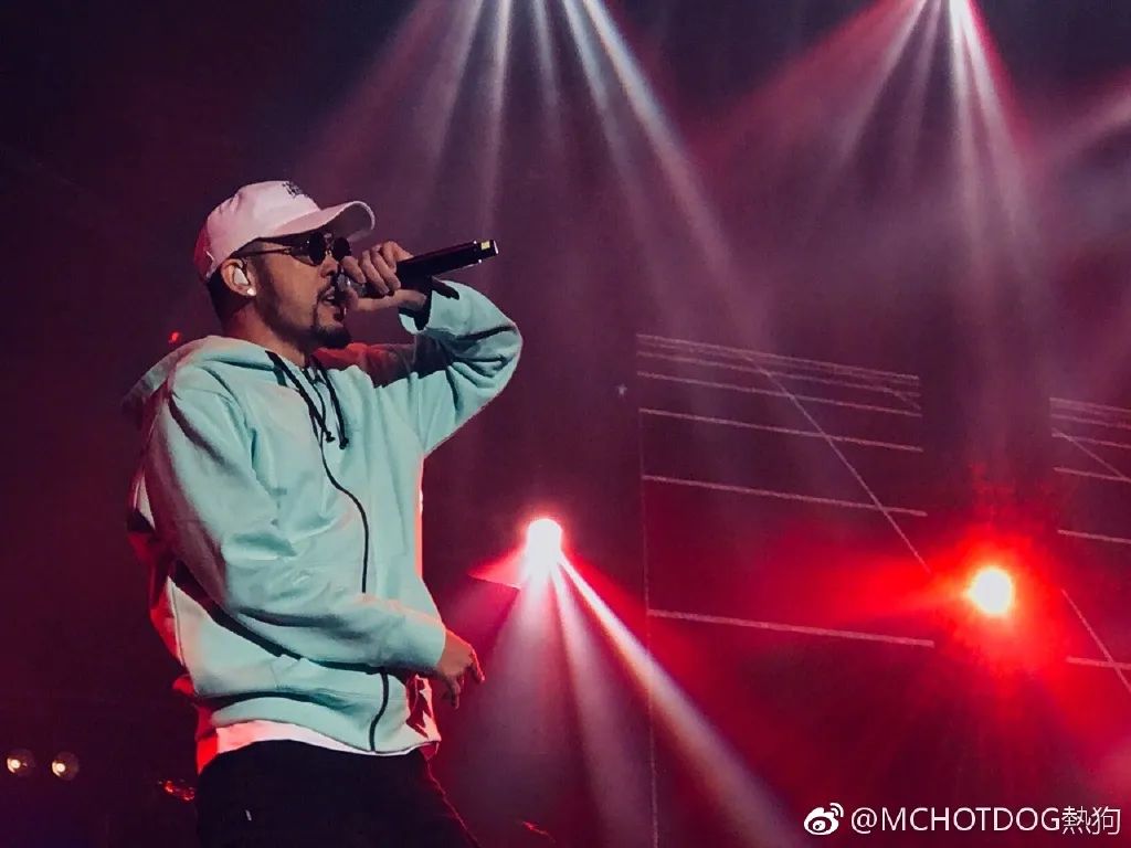 从我爱台妹到轻熟女27，再到“翘高你的屁股，阿姨”，热狗一直是那个老色批！