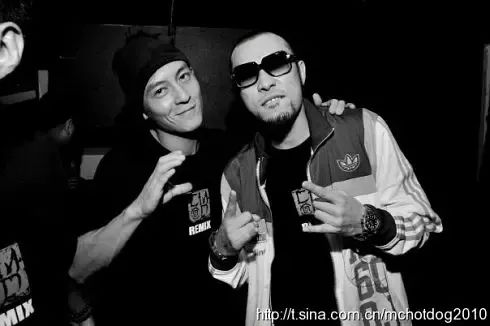 从我爱台妹到轻熟女27，再到“翘高你的屁股，阿姨”，热狗一直是那个老色批！