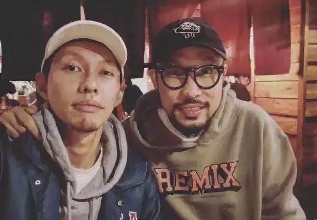 从我爱台妹到轻熟女27，再到“翘高你的屁股，阿姨”，热狗一直是那个老色批！