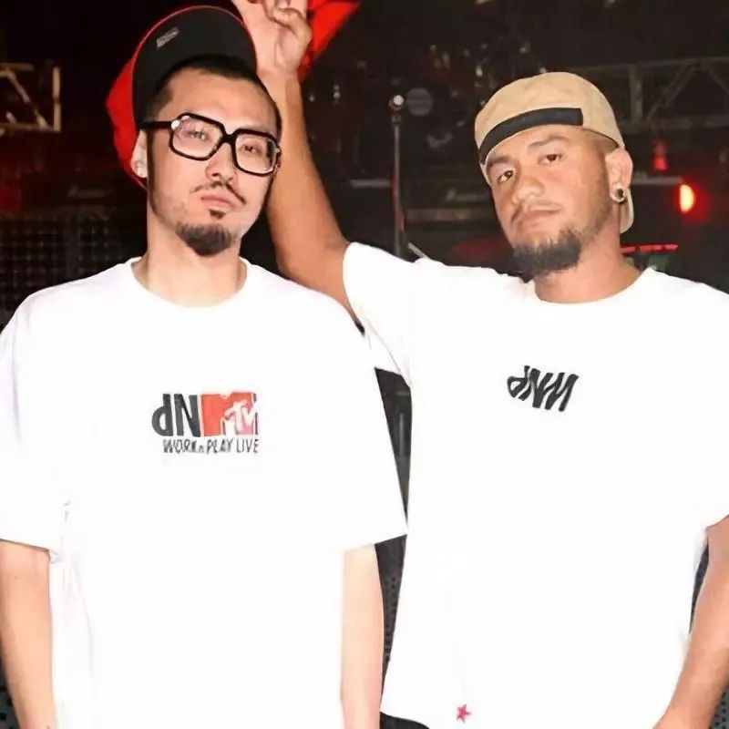 从我爱台妹到轻熟女27，再到“翘高你的屁股，阿姨”，热狗一直是那个老色批！