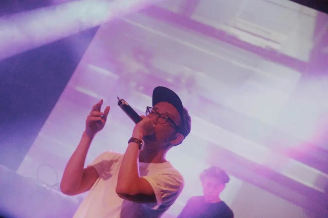 他是中文爵士说唱的代表人物，有嘻哈前就获得主流大奖，如今为何只想当个程序员？