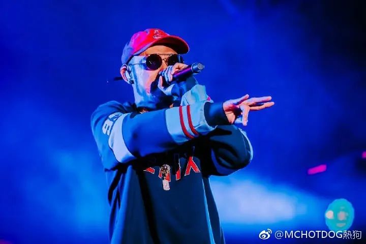 从我爱台妹到轻熟女27，再到“翘高你的屁股，阿姨”，热狗一直是那个老色批！