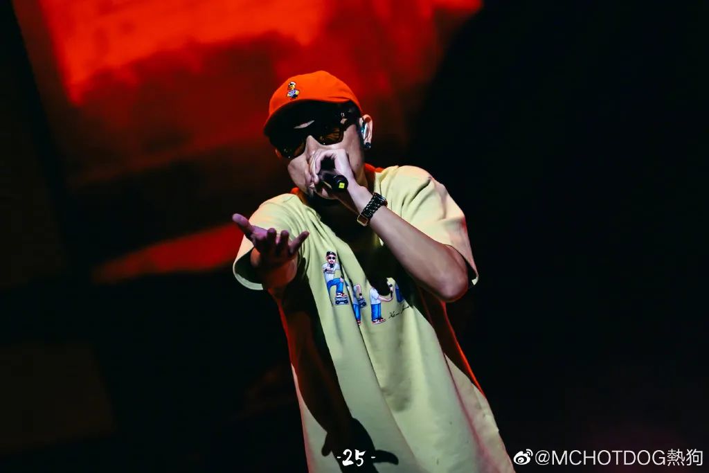 从我爱台妹到轻熟女27，再到“翘高你的屁股，阿姨”，热狗一直是那个老色批！