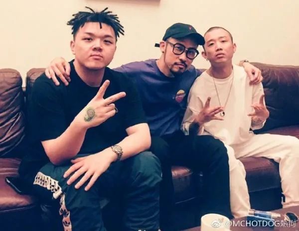 从我爱台妹到轻熟女27，再到“翘高你的屁股，阿姨”，热狗一直是那个老色批！