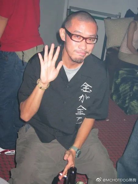 从我爱台妹到轻熟女27，再到“翘高你的屁股，阿姨”，热狗一直是那个老色批！