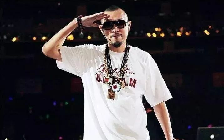 从我爱台妹到轻熟女27，再到“翘高你的屁股，阿姨”，热狗一直是那个老色批！