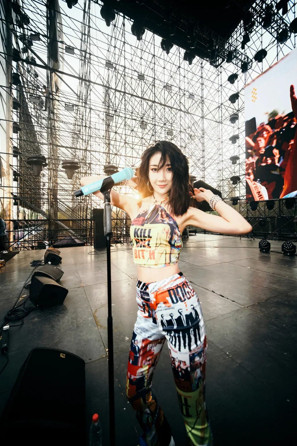 乃万因「盗摄」遭质疑!发文道歉却被网友骂:“搔首弄姿”! | 第1张 | 嘻哈中国 乃万因「盗摄」遭质疑!发文道歉却被网友骂:“搔首弄姿”! | 第1张