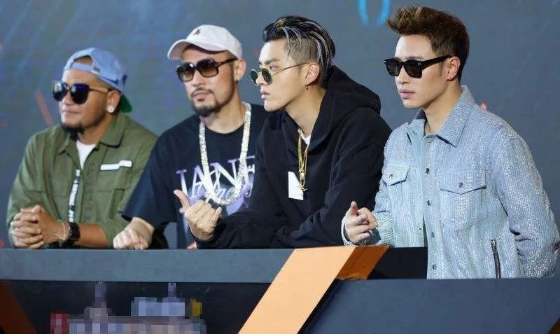 吴亦凡涉嫌强奸被刑拘，而热狗和潘玮柏在车导新的说唱节目里混得风生水起…