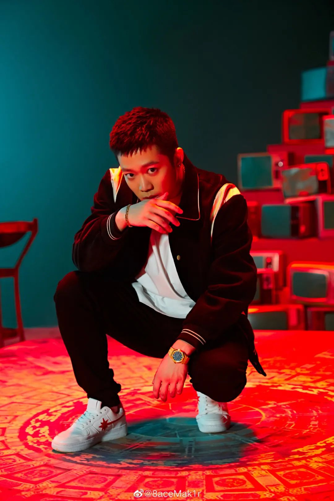 PG One卸载了微博 关闭了朋友圈 清空了微博小号，表示最近心态有些崩溃，看不见希望