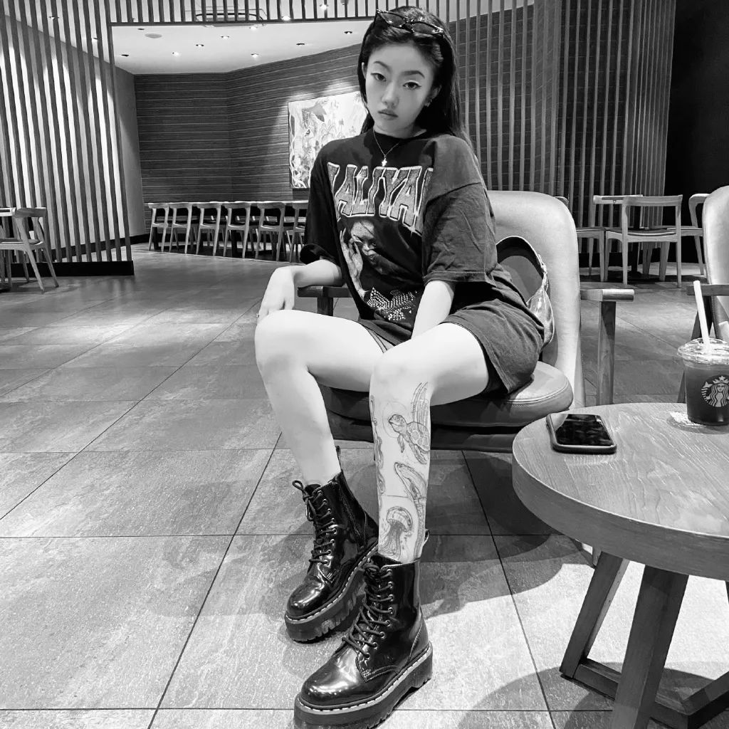 吴亦凡粉丝又出动了？20XX厂牌成员惨遭爆破！