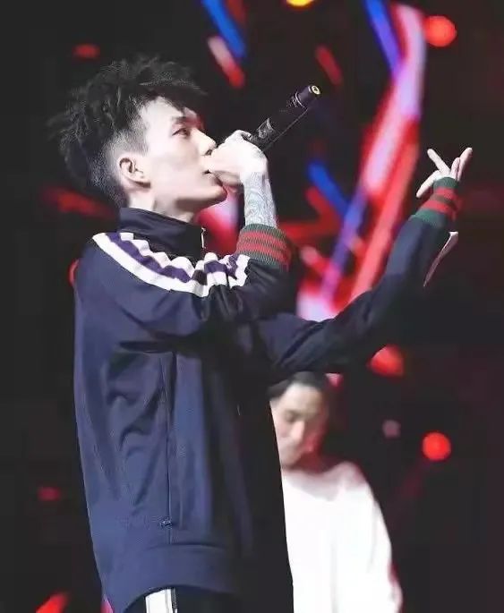 攒了一堆Demo不发，出道多年没有一张正式专辑…现在的贝贝是在吃老本吗？