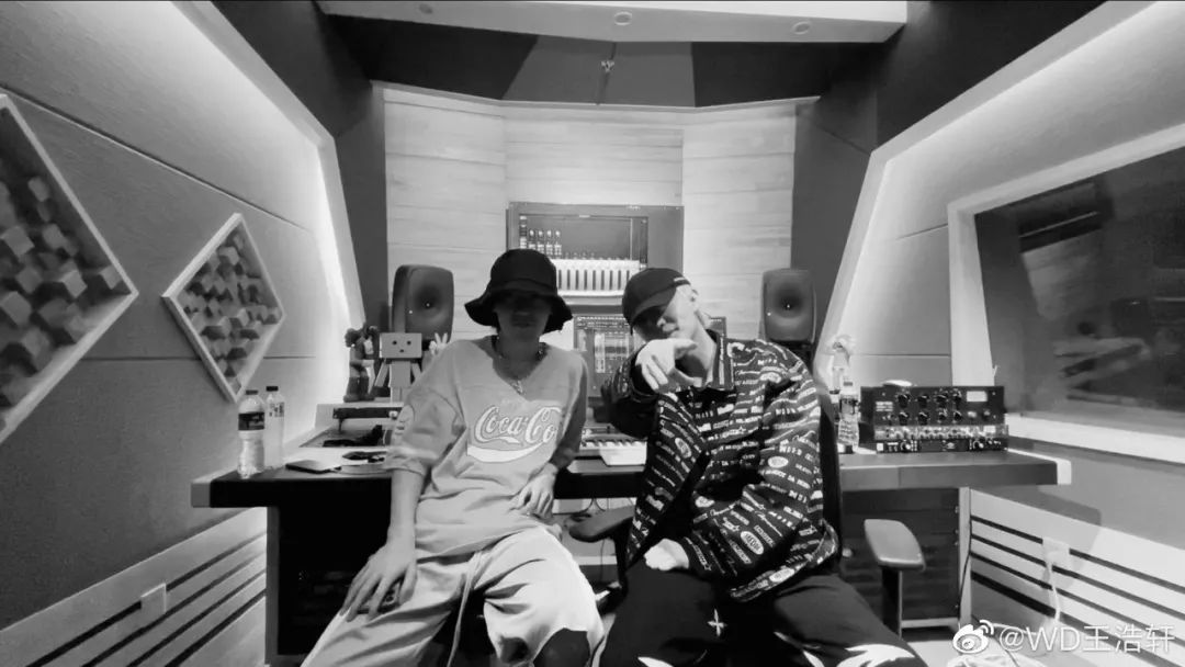 福克斯给暴扣哥王浩轩监棚并为其指导录制新歌，网友评价：“比烂是吧 蛇鼠一窝了”