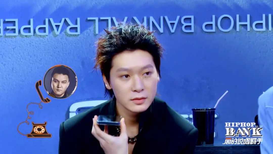 福克斯给暴扣哥王浩轩监棚并为其指导录制新歌，网友评价：“比烂是吧 蛇鼠一窝了”