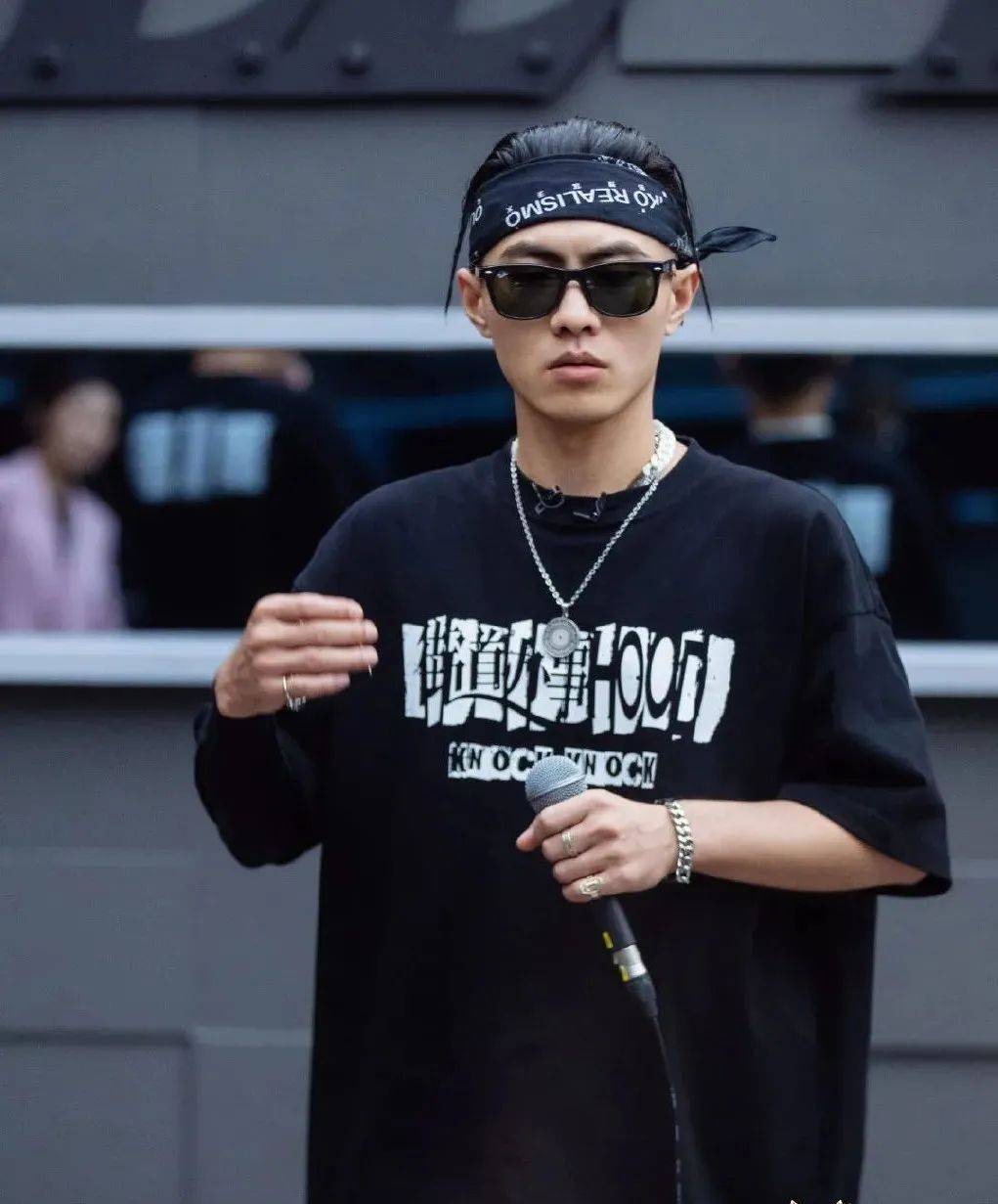 假HIPHOP？热狗在节目里跳舞惨遭网友质疑！