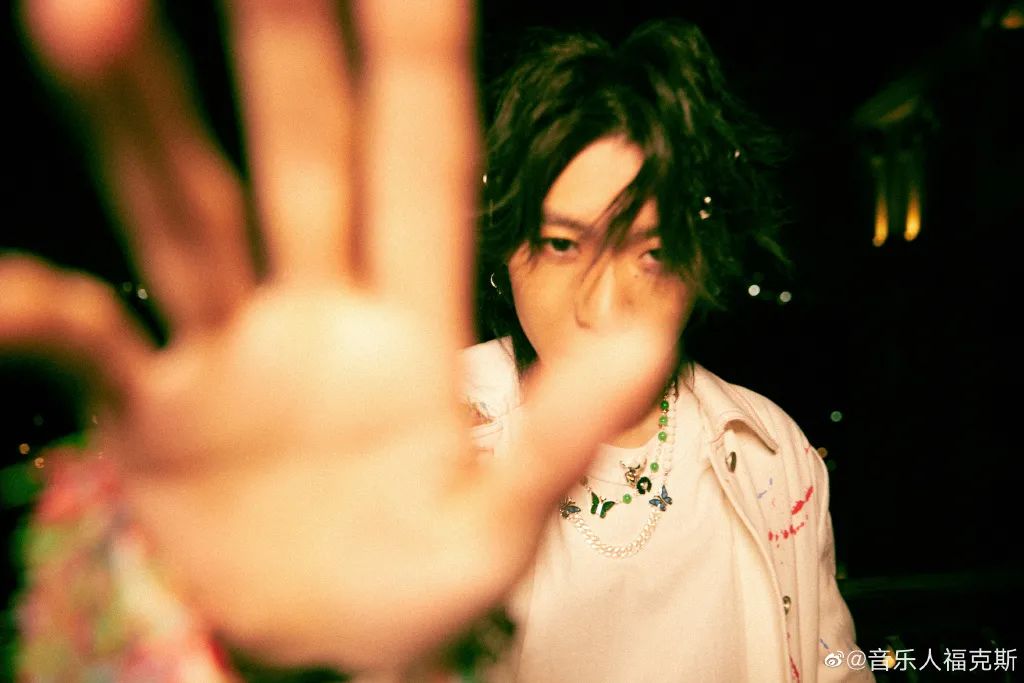 福克斯给暴扣哥王浩轩监棚并为其指导录制新歌，网友评价：“比烂是吧 蛇鼠一窝了”