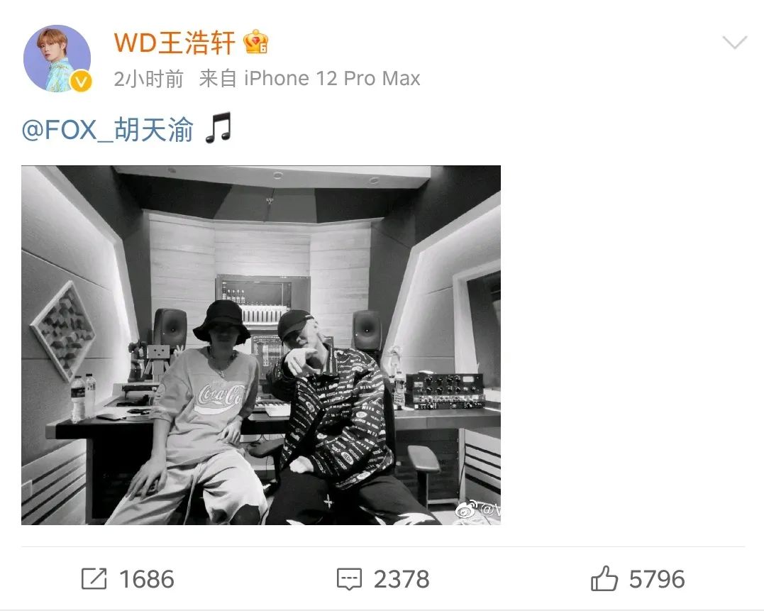 福克斯给暴扣哥王浩轩监棚并为其指导录制新歌，网友评价：“比烂是吧 蛇鼠一窝了”