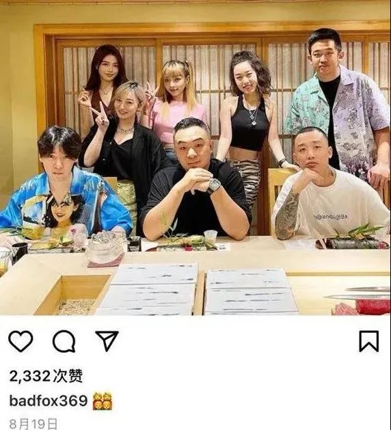 福克斯给暴扣哥王浩轩监棚并为其指导录制新歌，网友评价：“比烂是吧 蛇鼠一窝了”