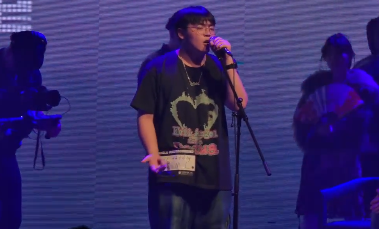 所有人都在骂那个在台上唱“我是SB”的rapper，但没人在意真相是什么