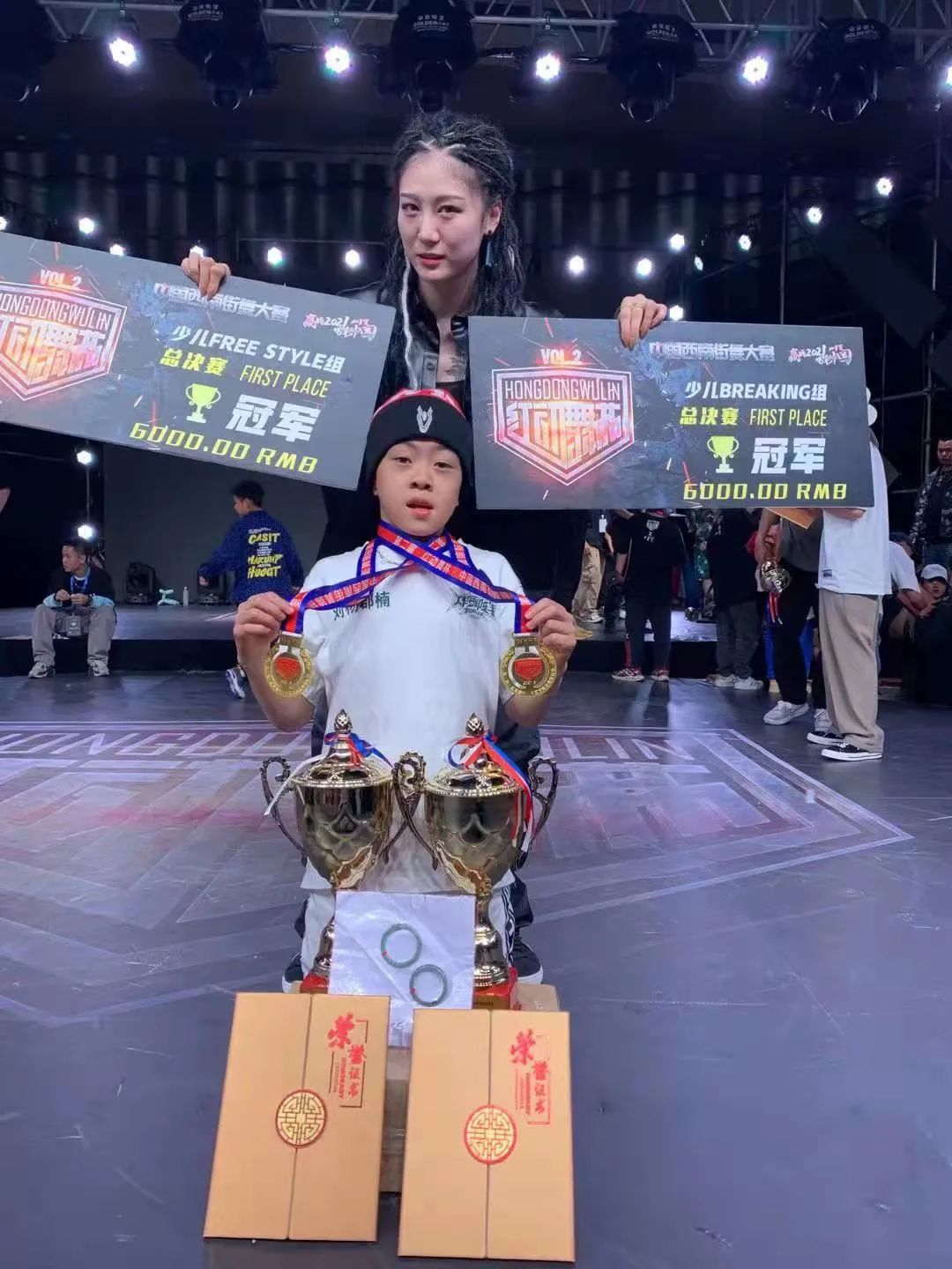 全运会最小Bboy,10岁的刘杨郡楠获得学校表彰,将迎来100冠! | 第1张 | 嘻哈中国 全运会最小Bboy,10岁的刘杨郡楠获得学校表彰,将迎来100冠! | 第1张