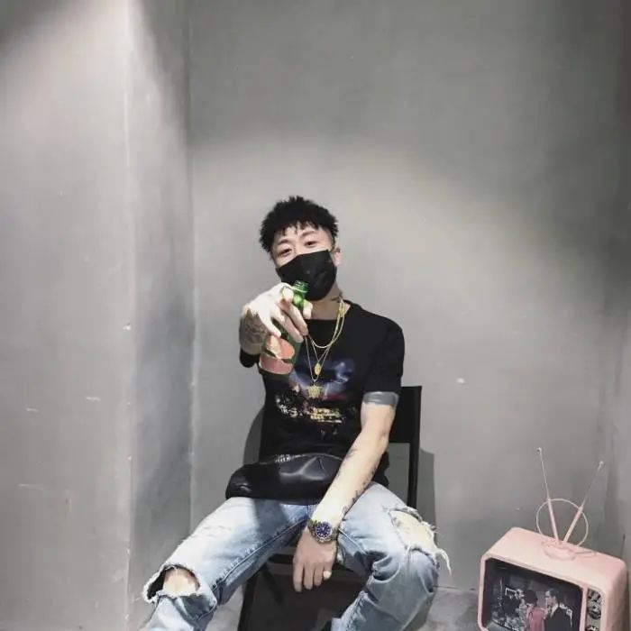 所有人都在骂那个在台上唱“我是SB”的rapper，但没人在意真相是什么