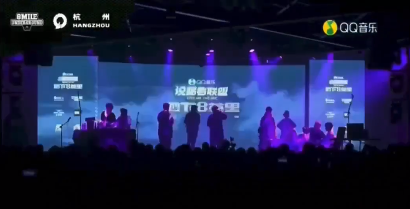 所有人都在骂那个在台上唱“我是SB”的rapper，但没人在意真相是什么