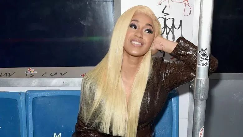 与麻辣鸡发生beef，公开称赞中国防疫表现，她是如何从脱衣舞女郎晋升为饶舌女王的