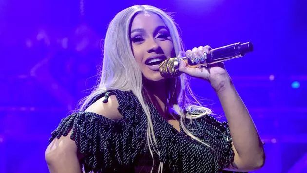 与麻辣鸡发生beef，公开称赞中国防疫表现，她是如何从脱衣舞女郎晋升为饶舌女王的